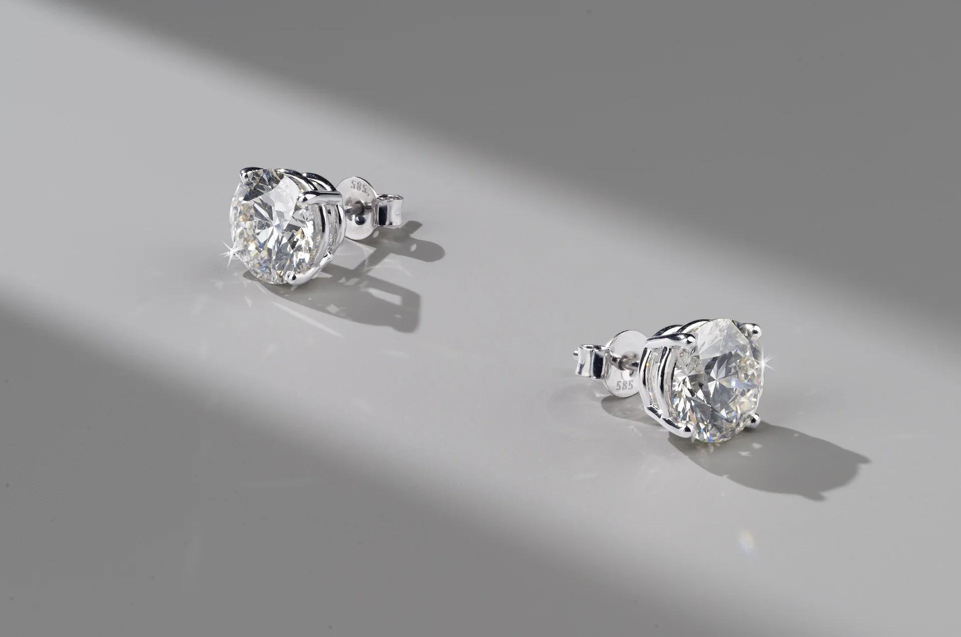 2 Cts 18k White Gold Round Shape Studs Earring - Image 2