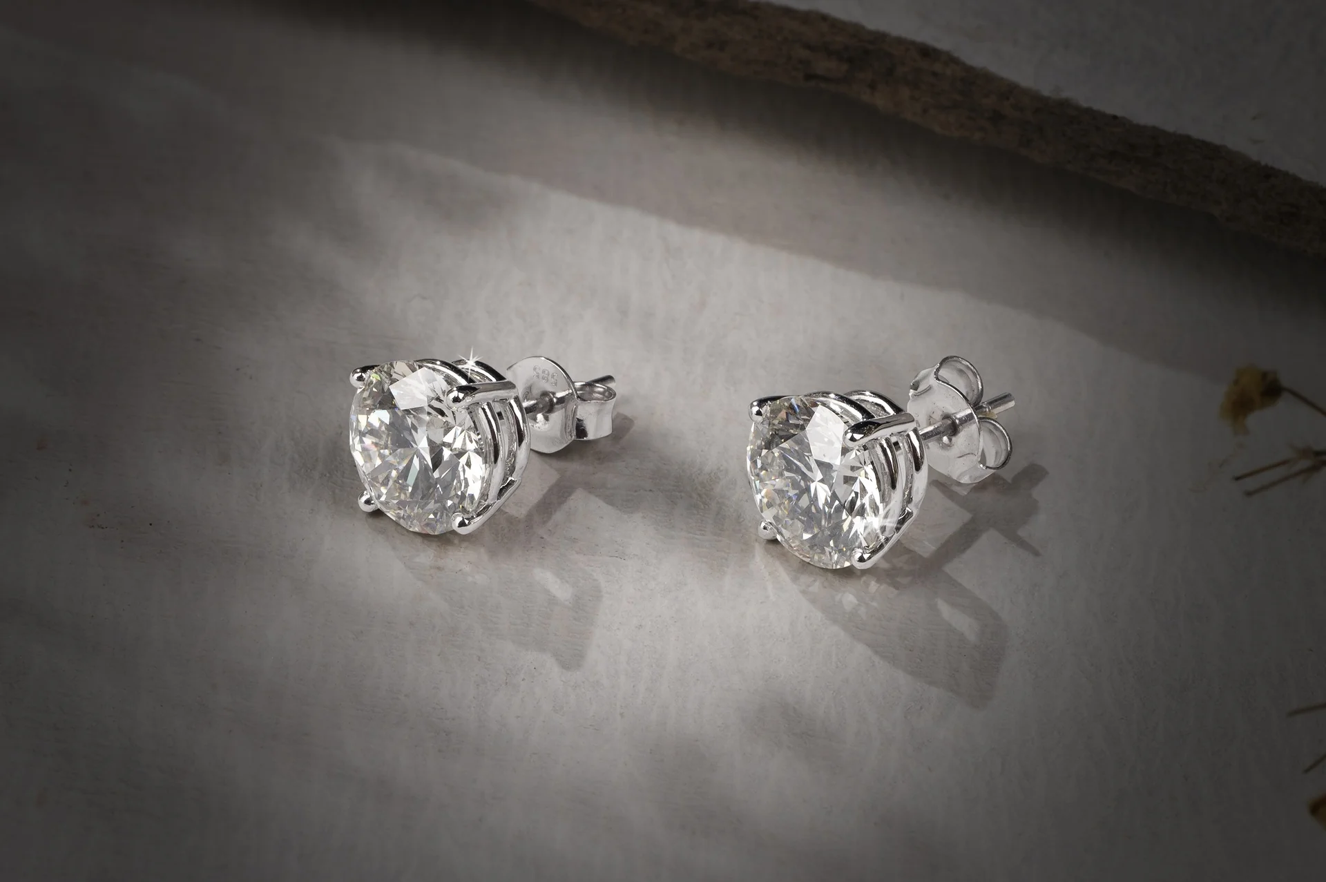 1.53 Cts 18k White Gold Round Shape Studs Earring - Image 4