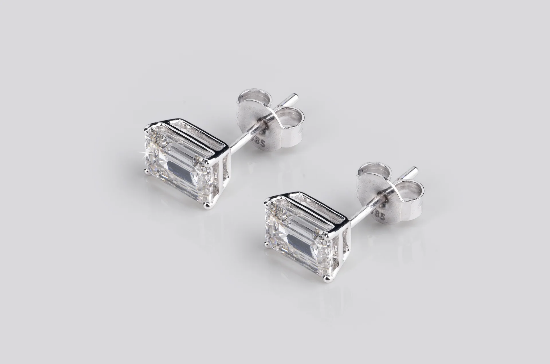 2.09 Cts 18k White Gold Emerald Shape Studs Earring - Image 2