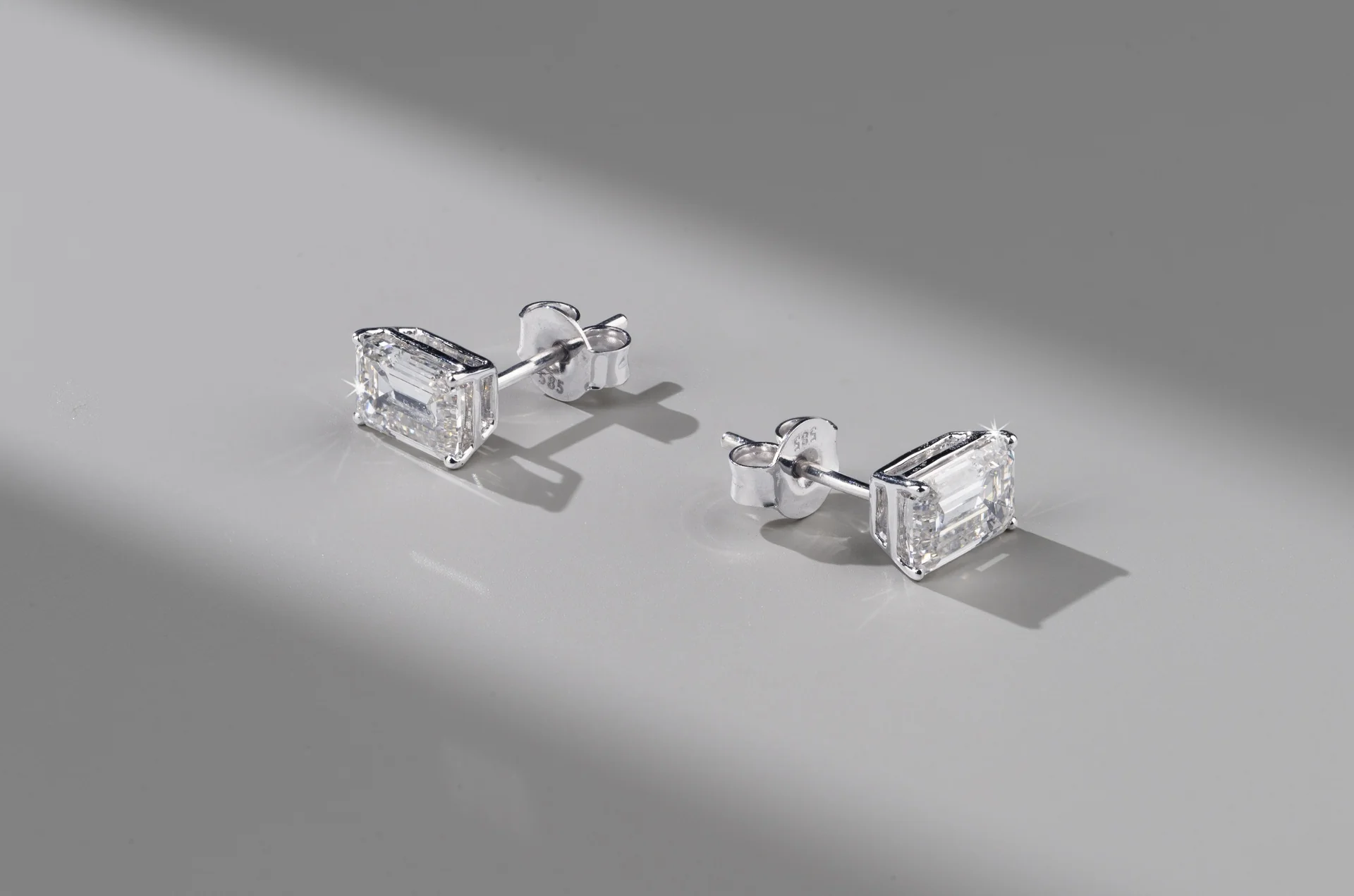 2.09 Cts 18k White Gold Emerald Shape Studs Earring - Image 3