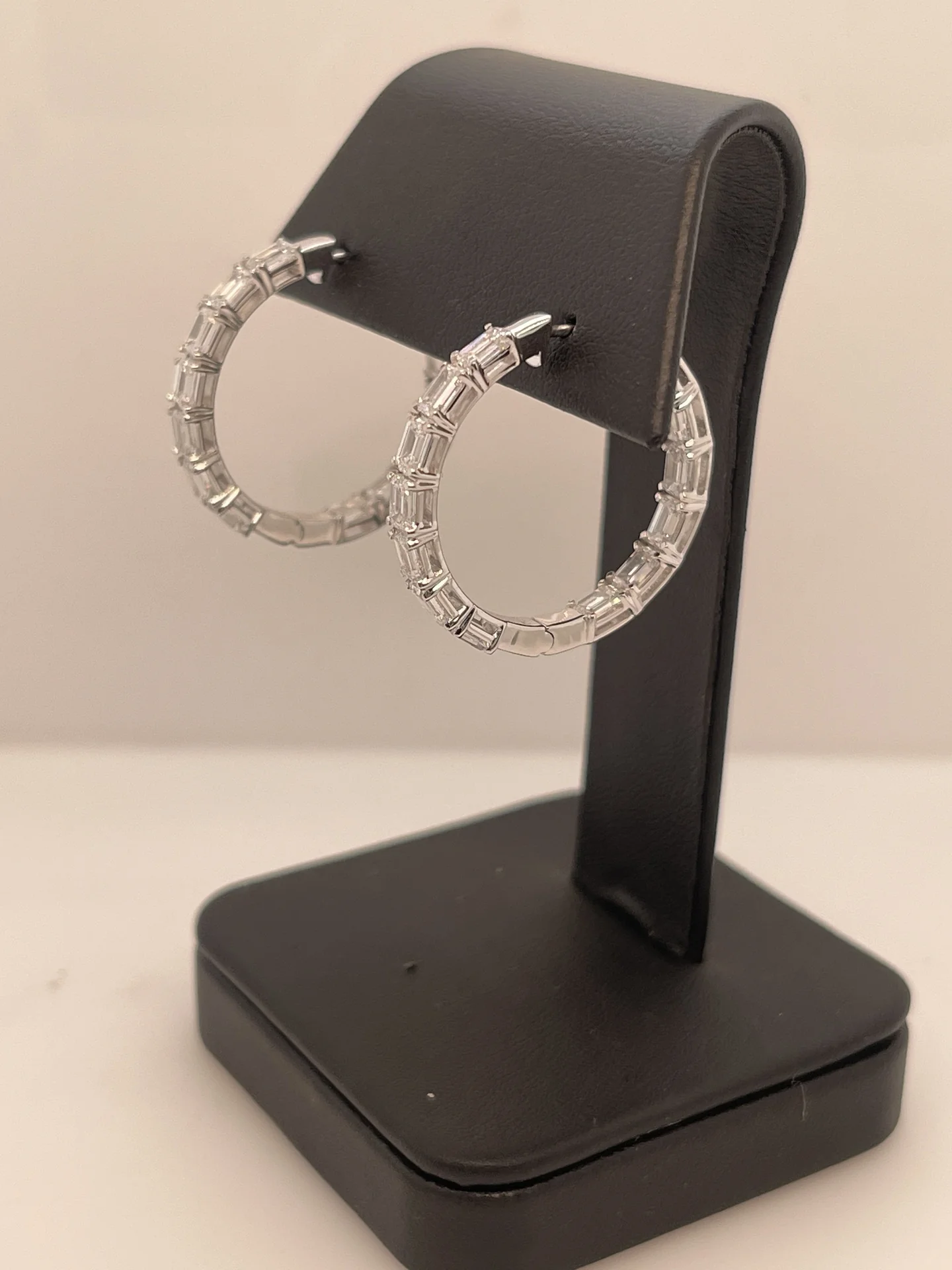 21.72 Cts 14k White Gold Emerald Shape Hoops Earring - Image 2