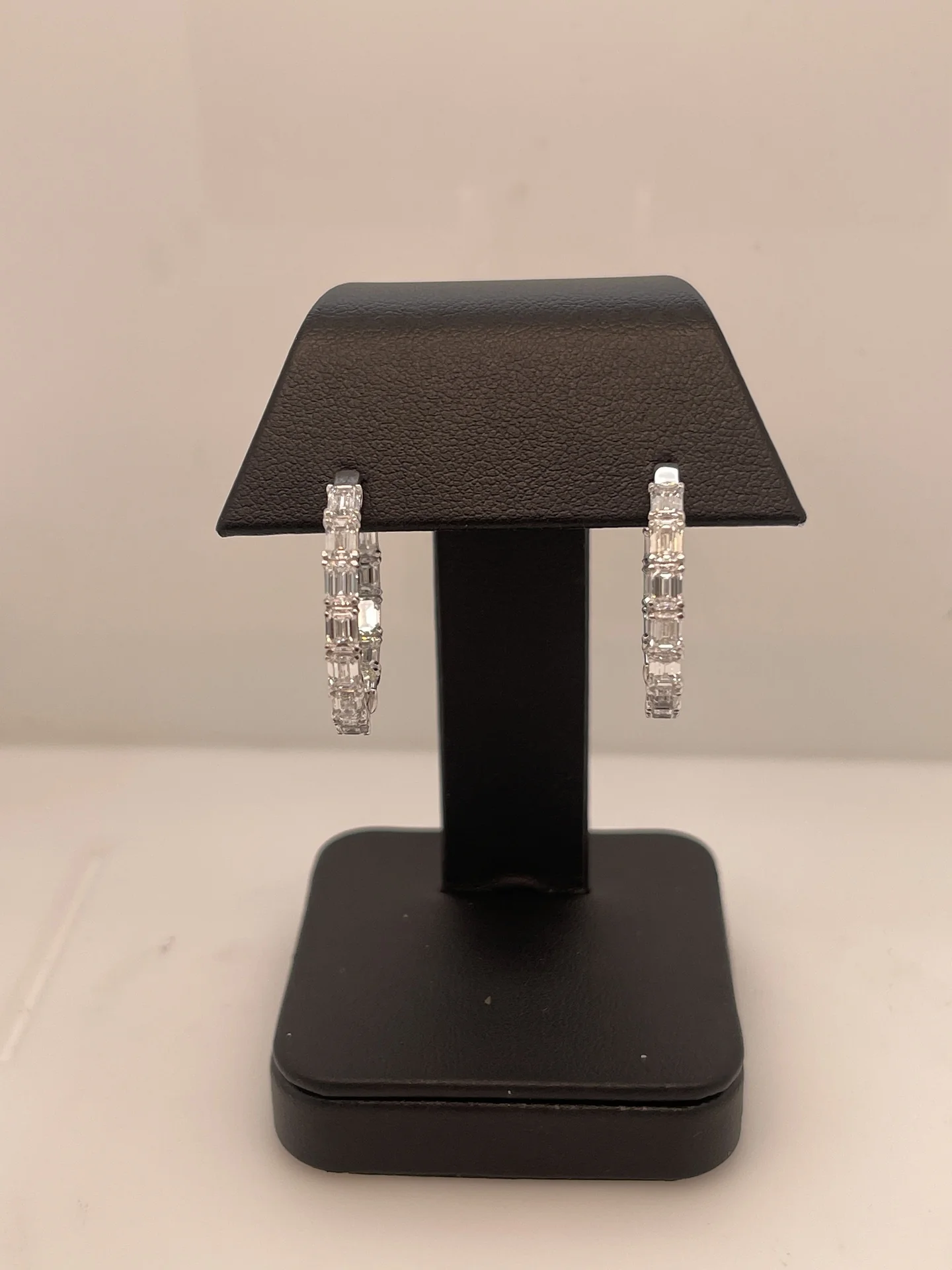 21.72 Cts 14k White Gold Emerald Shape Hoops Earring - Video