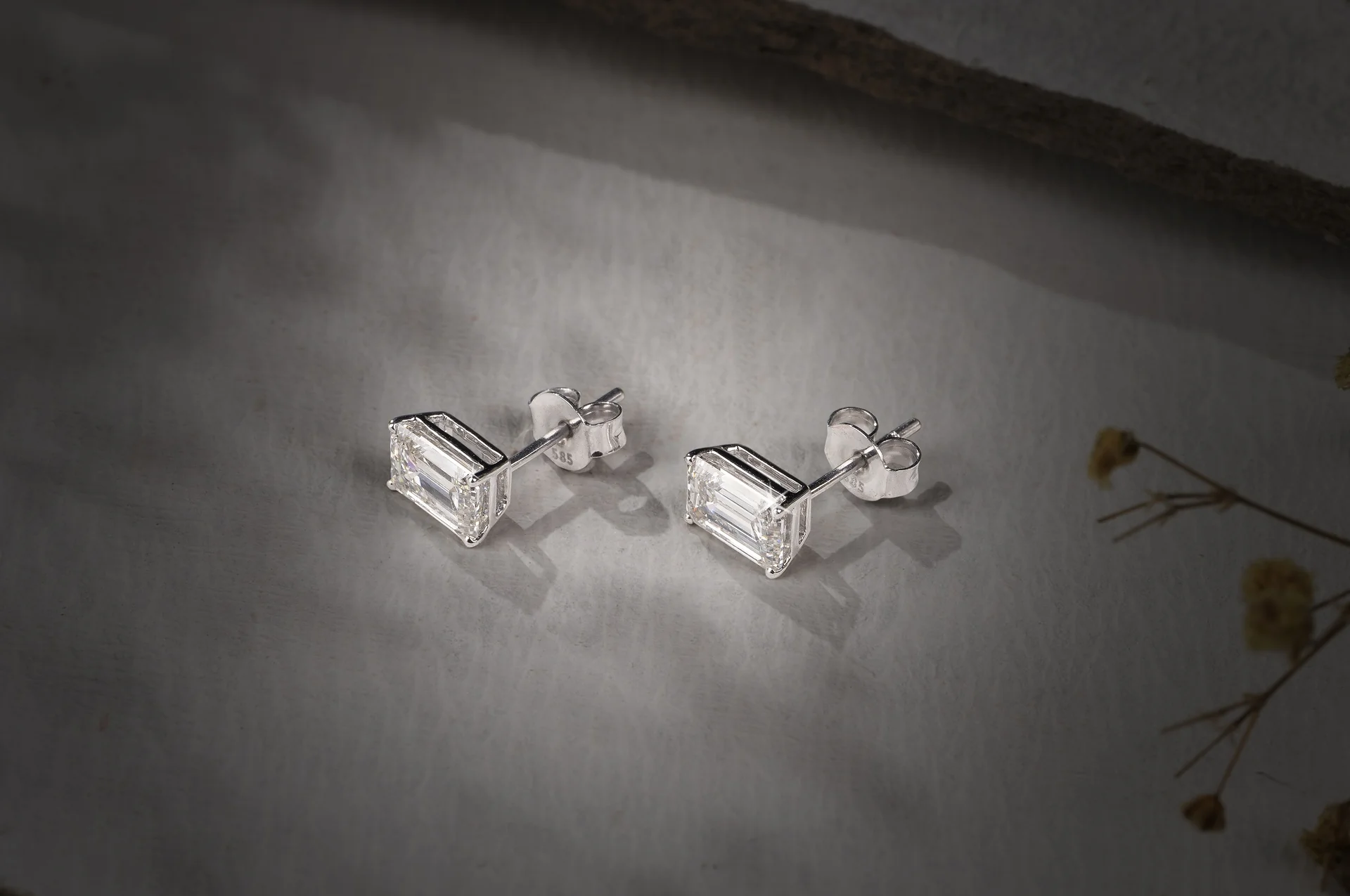 1.47 Cts 18k White Gold Emerald Shape Studs Earring - Image 4