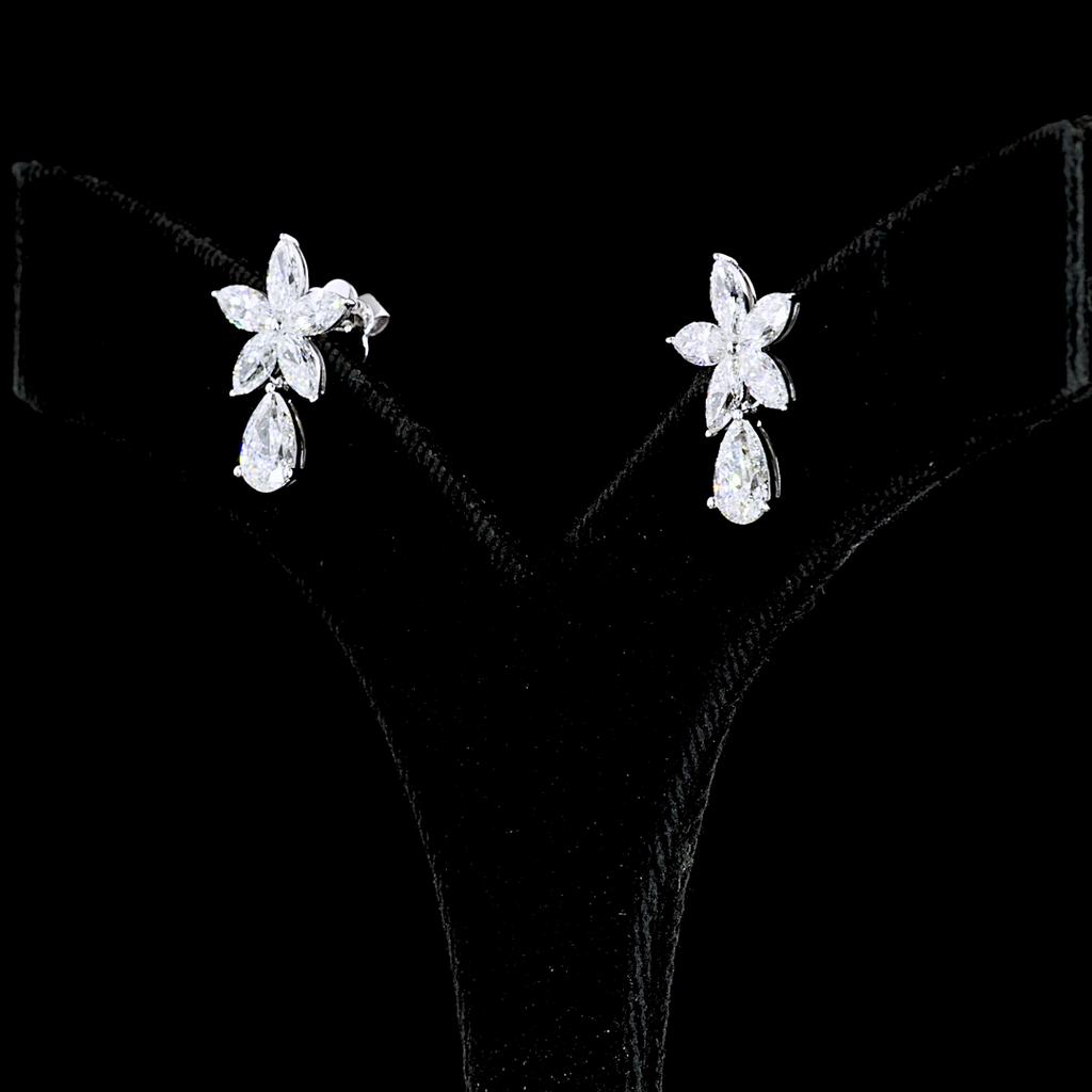 3.12 Cts 14k White Gold Pear Shape Hanging Earring - Image 2