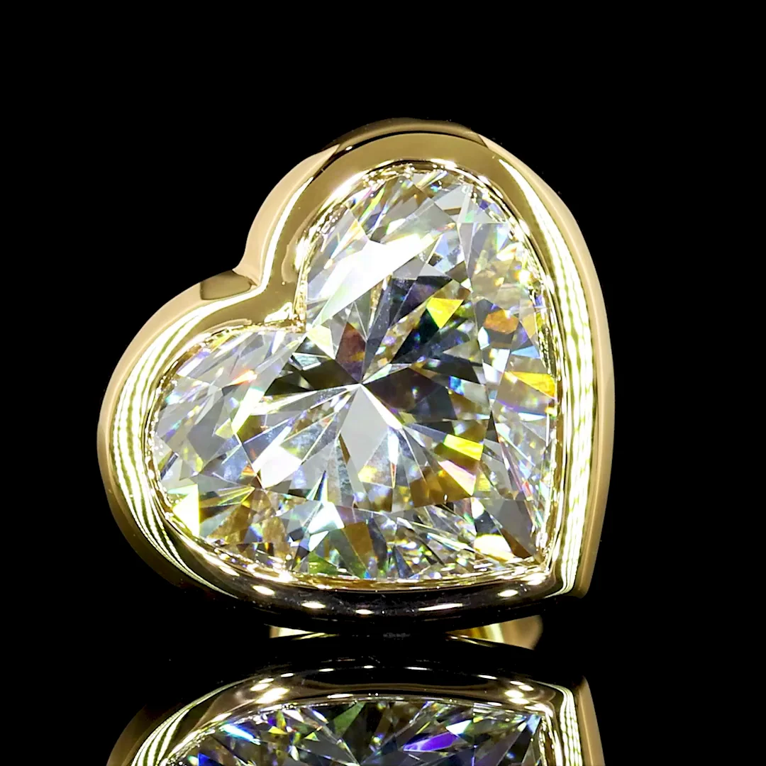 4.13 Cts 18k Yellow Gold Heart Shape Studs Earring - Image 2