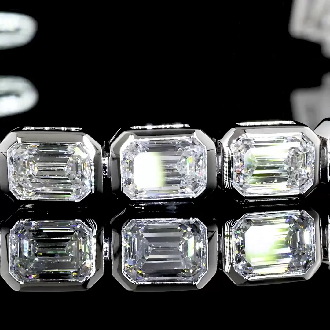 7.04 Cts 18k White Gold Emerald Shape Tennis Bracelet - Image 2