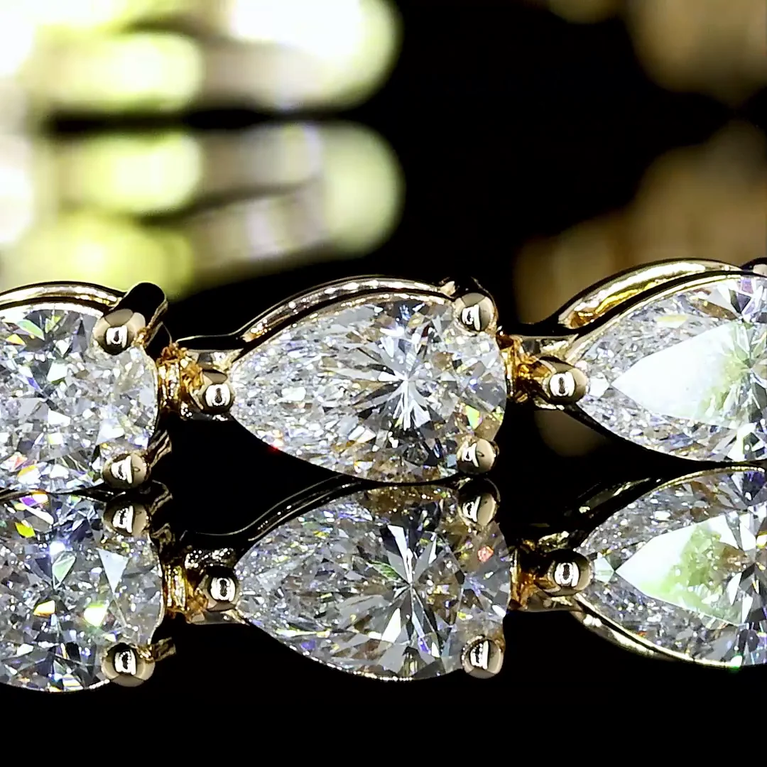 3.85 Cts 18k Yellow Gold Pear Shape Tennis Bracelet - Image 2