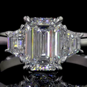 14.9 Cts 18k White Gold Emerald Shape 3 Stones Ring - Image 3