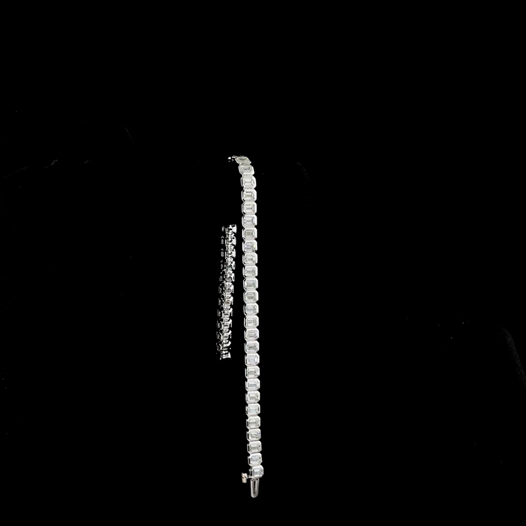 6.83 Cts 14k White Gold Emerald Shape Tennis Bracelet - Image 3