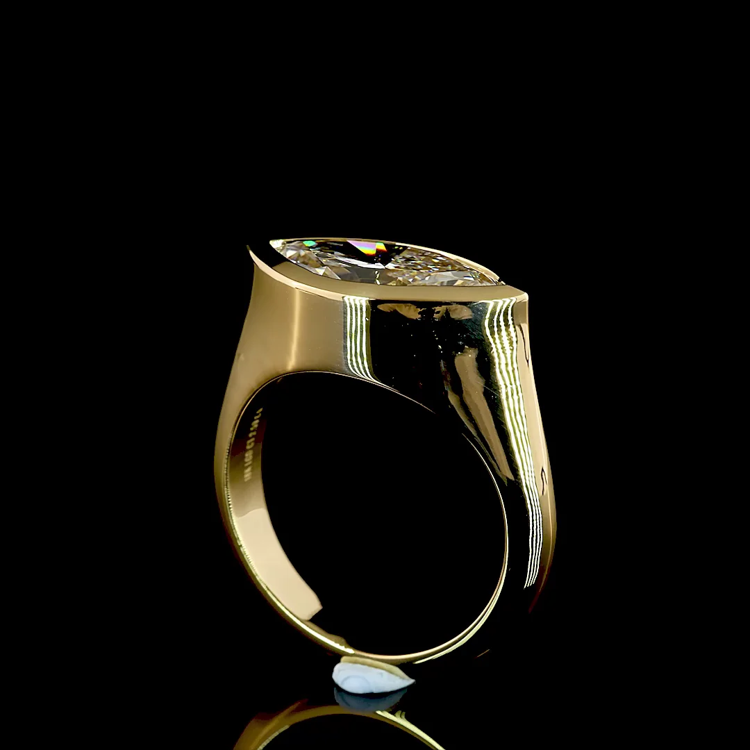 2.5 Cts 18k Yellow Gold Marquise Shape Solitaire Ring - Image 2
