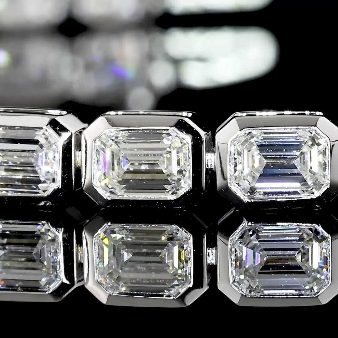 6.33 Cts 14k White Gold Emerald Shape Tennis Bracelet - Image 2