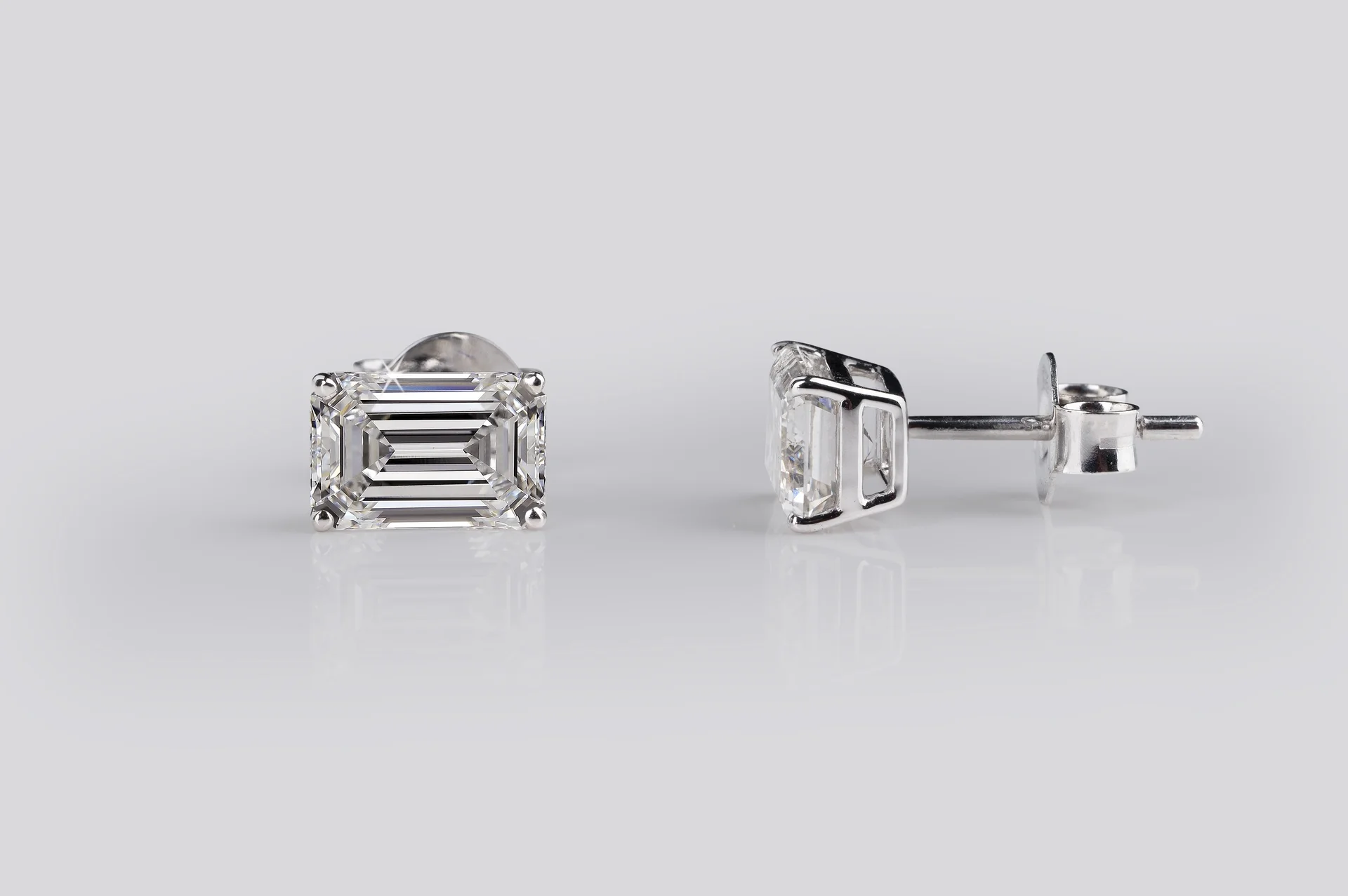 1 Cts 18k White Gold Emerald Shape Studs Earring