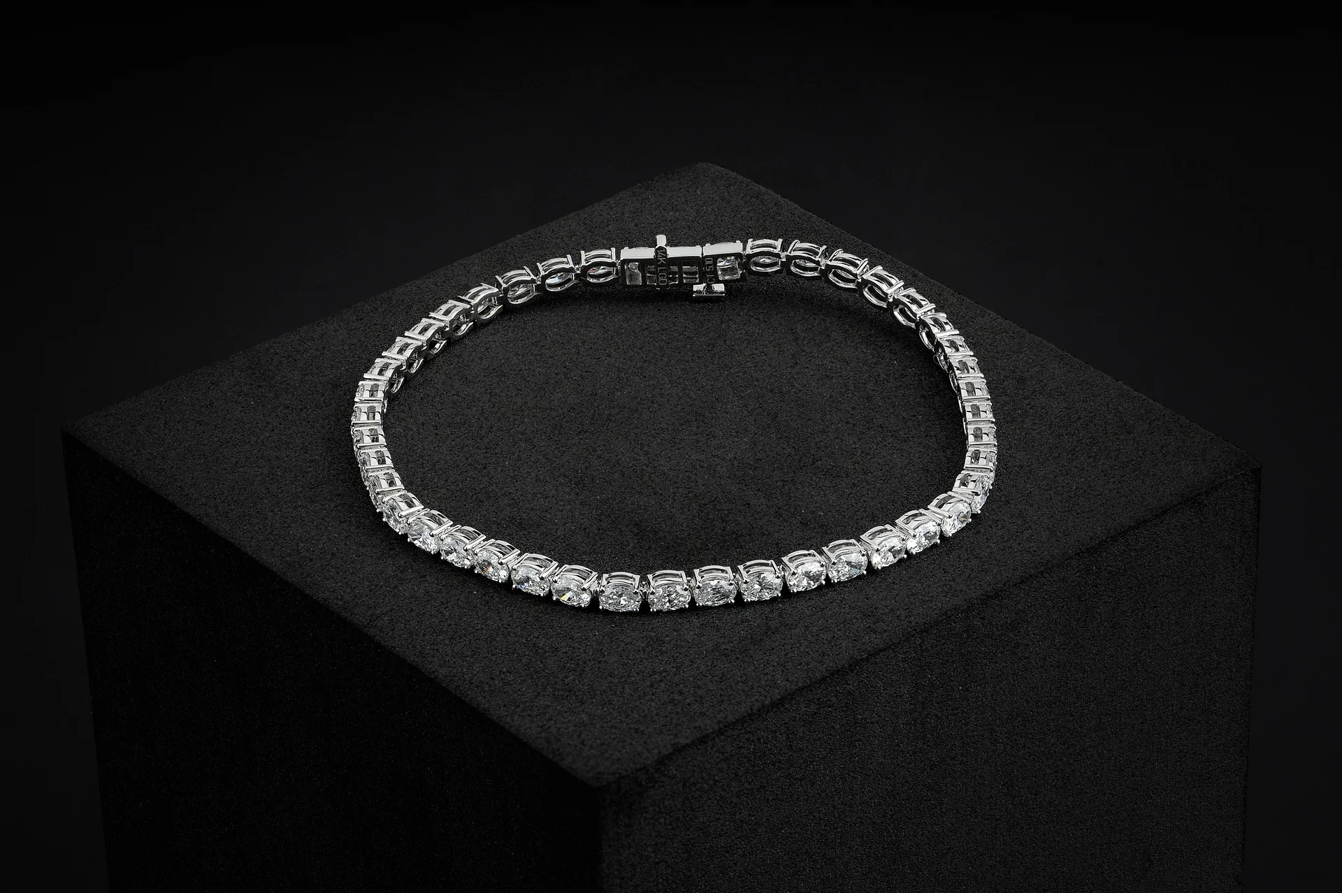 10.23 Cts 14k White Gold Oval Shape Tennis Bracelet